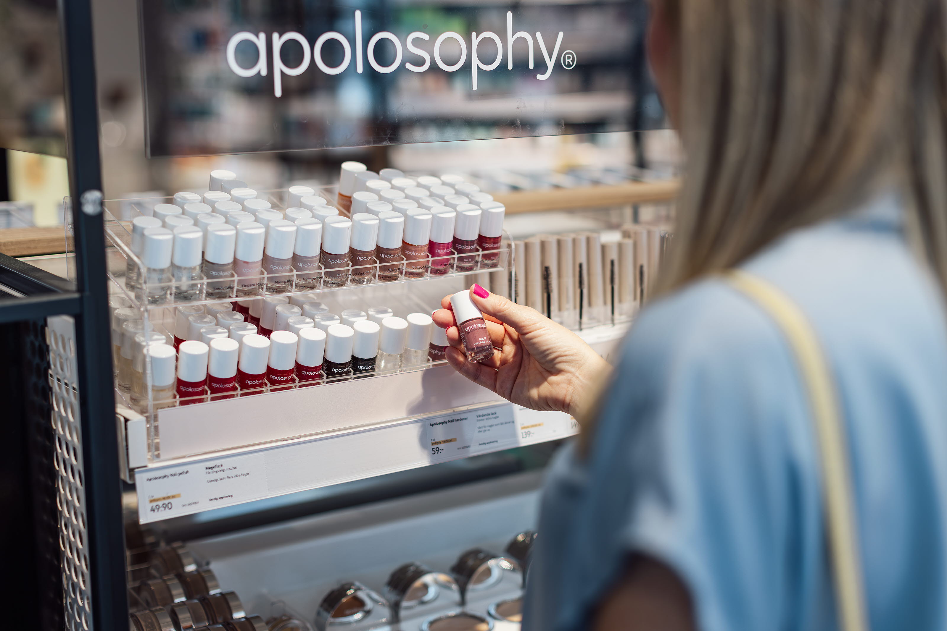 apolosophy_Apoteket-Hjärtat_Nacka-Forum_HL-Display_2025_SE_018.jpg